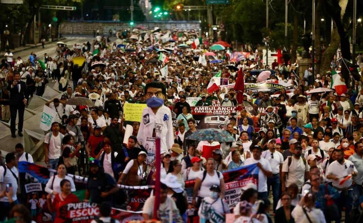 Sheinbaum promete resolver demandas de trabajadores del IMSS y anuncia plan para atender desabasto, plazas y condiciones laborales