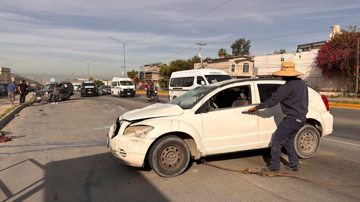 El conductor, de aproximadamente 70 años, perdió el control tras un desnivel y terminó en un barranco; fue trasladado a un hospital y su acompañante presentó golpes. Foto: Border Zoom