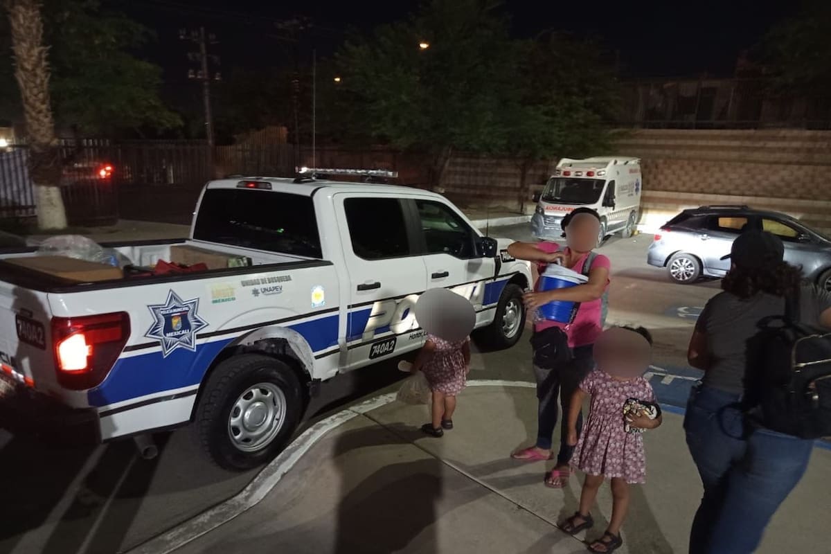 Huyeron de la violencia en Sinaloa, llegaron a Mexicali sin dinero ni dónde dormir; policías los llevan a un albergue