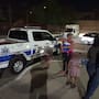 Huyeron de la violencia en Sinaloa, llegaron a Mexicali sin dinero ni dónde dormir; policías los llevan a un albergue