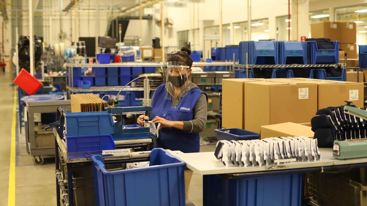 Mientras en Ciudad Juárez hay crisis laboral por más de 65,000 empleos perdidos en maquiladoras, líderes aseguran que la industria se mantendrá y se transformará con robótica e inteligencia artificial