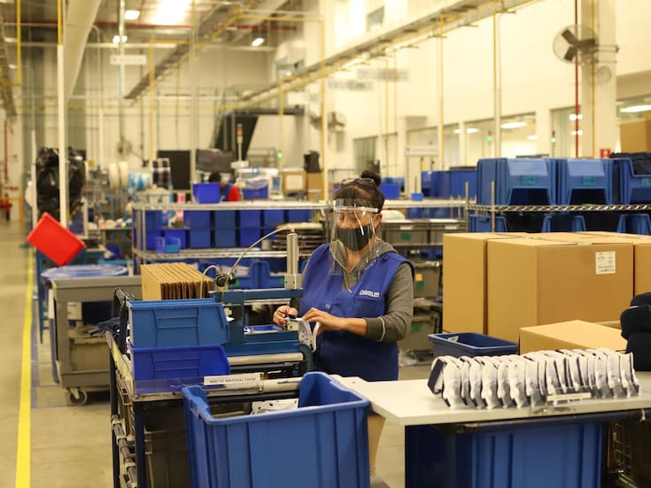 Mientras en Ciudad Juárez hay crisis laboral por más de 65,000 empleos perdidos en maquiladoras, líderes aseguran que la industria se mantendrá y se transformará con robótica e inteligencia artificial