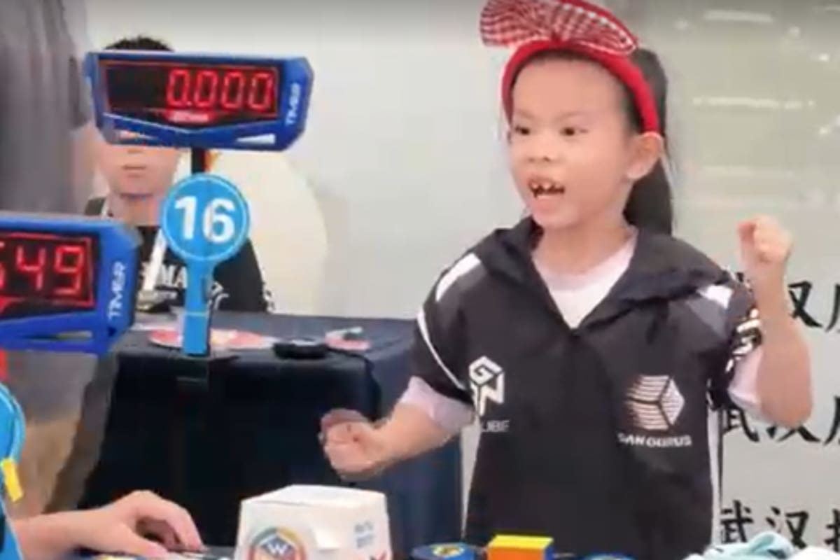 Una niña china de apenas 6 años resolvió el Cubo Rubik con un promedio de 4.27 segundos y rompió dos veces en solo tres días el récord mundial femenino gracias a un entrenamiento de hasta tres horas diarias