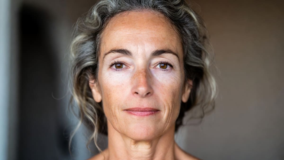 Cómo prevenir la flacidez en rostro y cuello con hábitos diarios | Foto: Grok