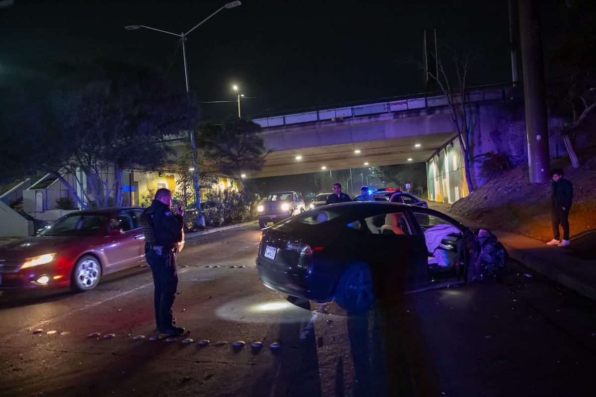 Tesla se estrella en señalamiento de la Vía Rápida Oriente