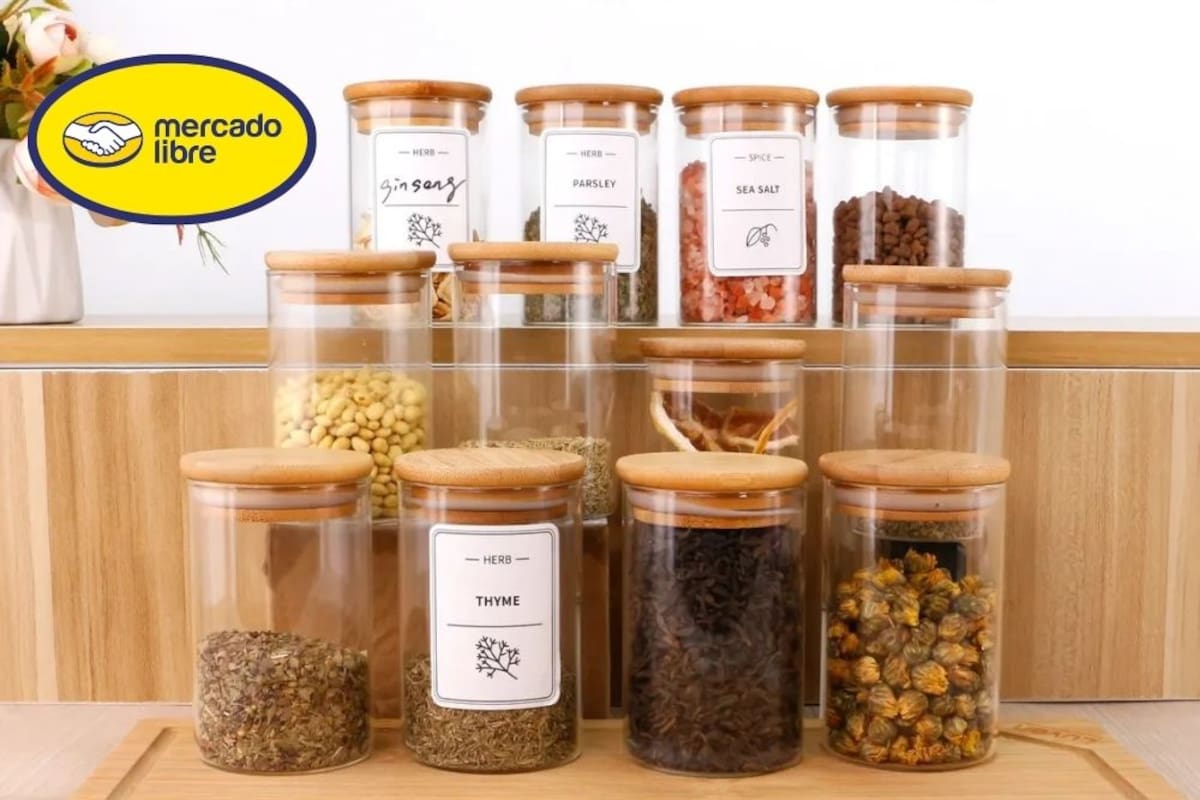 Mercado Libre rebaja el precio del juego de 12 frascos de vidrio Luvan a 475 pesos, ofreciendo una opción con tapas de bambú natural y etiquetas de especias para renovar tu despensa
