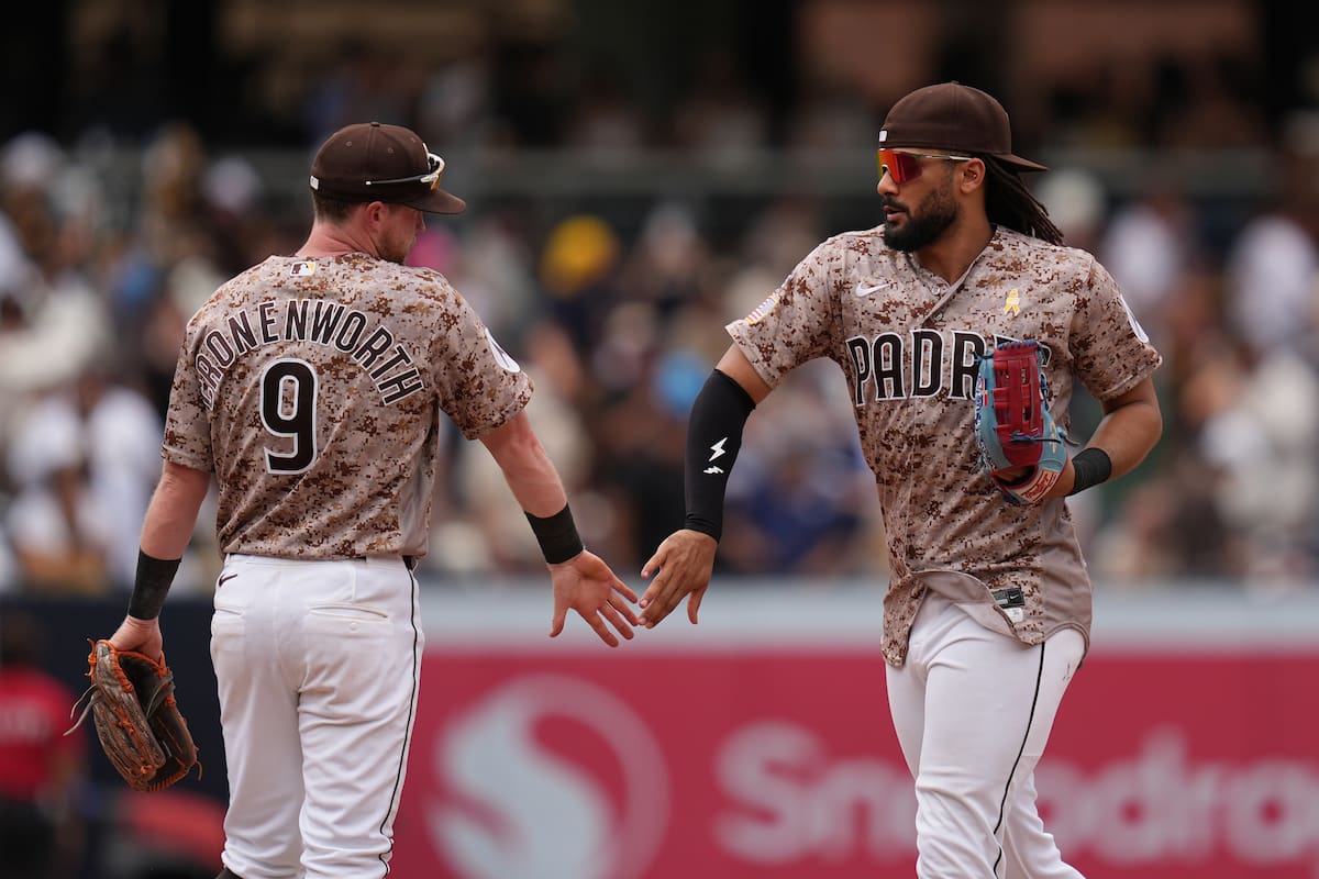 El jardinero derecho de los Padres de San Diego, Fernando Tatis Jr. (a la derecha), celebra con el segunda base Jake Cronenworth después de que los Padres derrotaran a los Yankees de Nueva York por 4-3 en un partido de béisbol el domingo 6 de septiembre de 2026, en San Diego. (Foto AP/Gregory Bull)