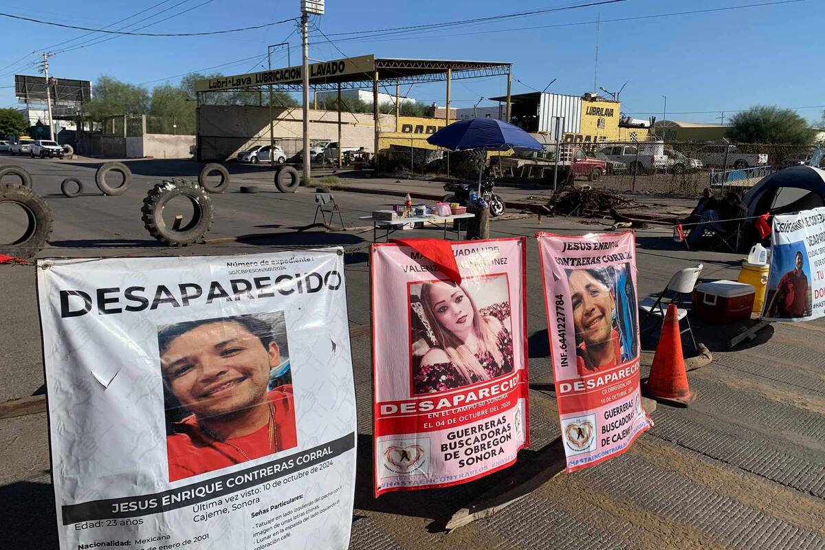 Familiares de joven desaparecido mantienen bloqueo de calle frente a Fiscalía