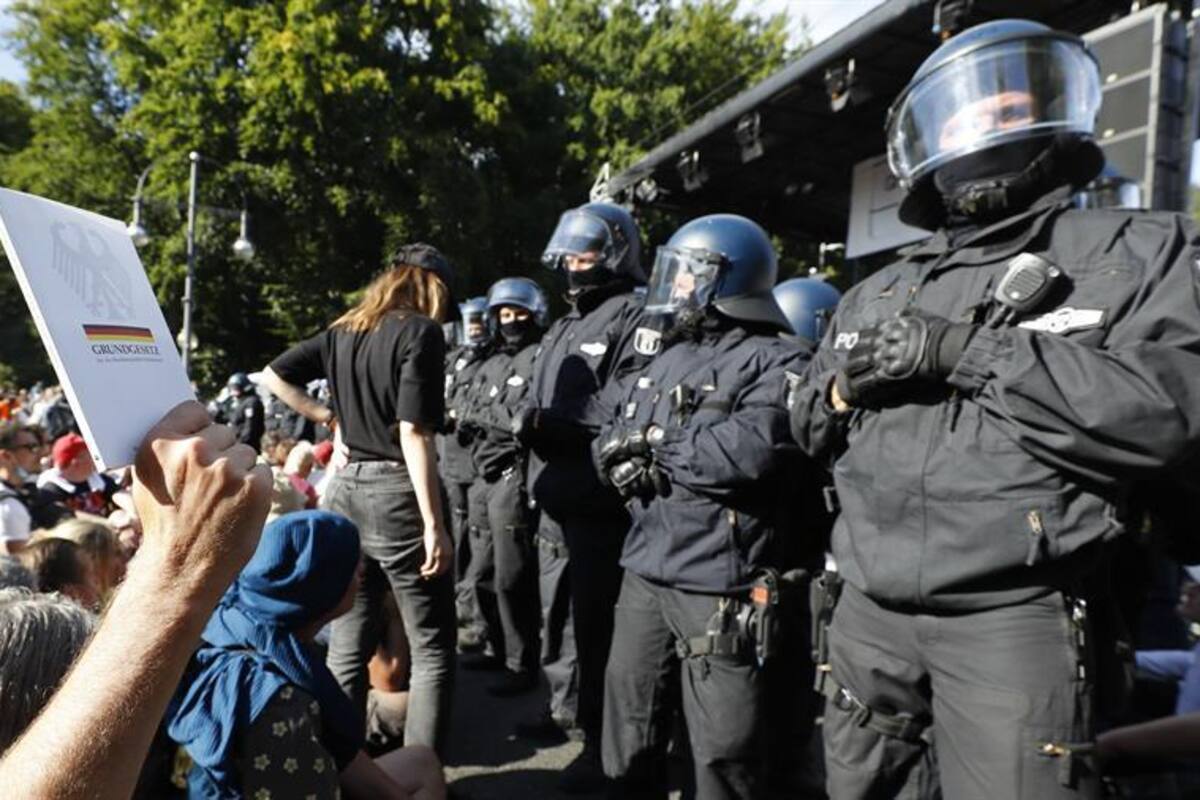 18 policías resultan heridos de protestas en Berlín contra el confinamiento