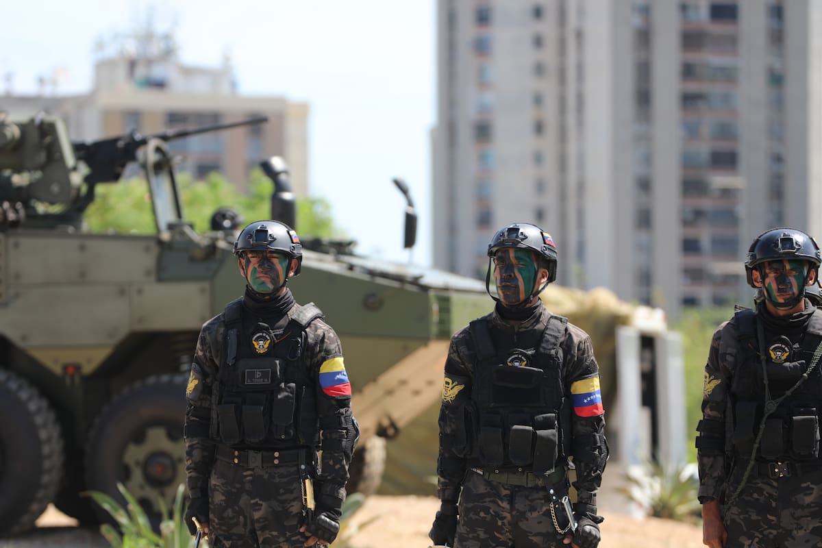 (251008) -- LA GUAIRA, 8 octubre, 2025 (Xinhua) -- Imagen proveída por el Ministerio para la Defensa de Venezuela de integrantes de la Fuerza Armada Nacional Bolivariana participando en los ejercicios militares y comunitarios del llamado Plan Independencia 200, en el estado La Guaira, Venezuela, el 8 de octubre de 2025. El ministro del Poder Popular para la Defensa de Venezuela, Vladimir Padrino López, pidió el miércoles a la población venezolana prepararse por la "amenaza seria" militar de Estados Unidos contra el país sudamericano. (Xinhua/Ministerio para la Defensa de Venezuela) (ms) (ah) (ra) (ce)