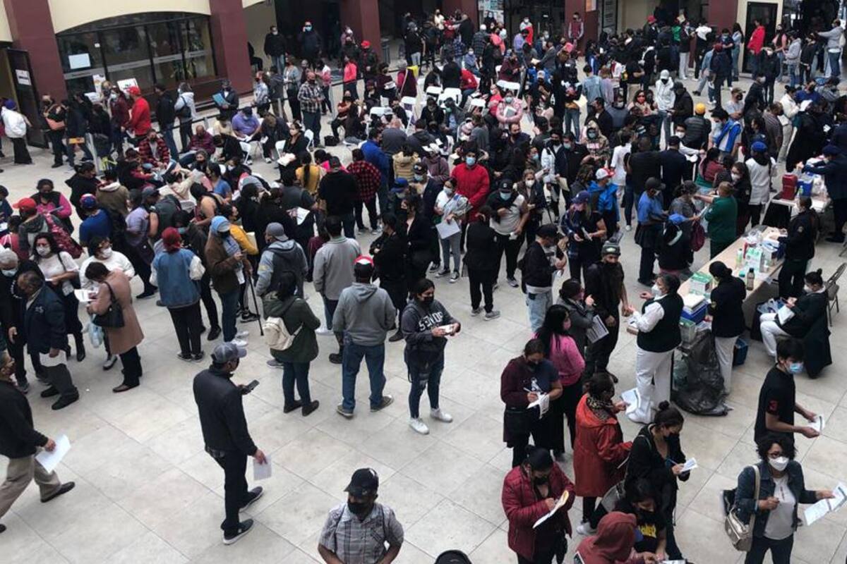 Largas filas se registran en Rosarito para vacuna contra Covid-19