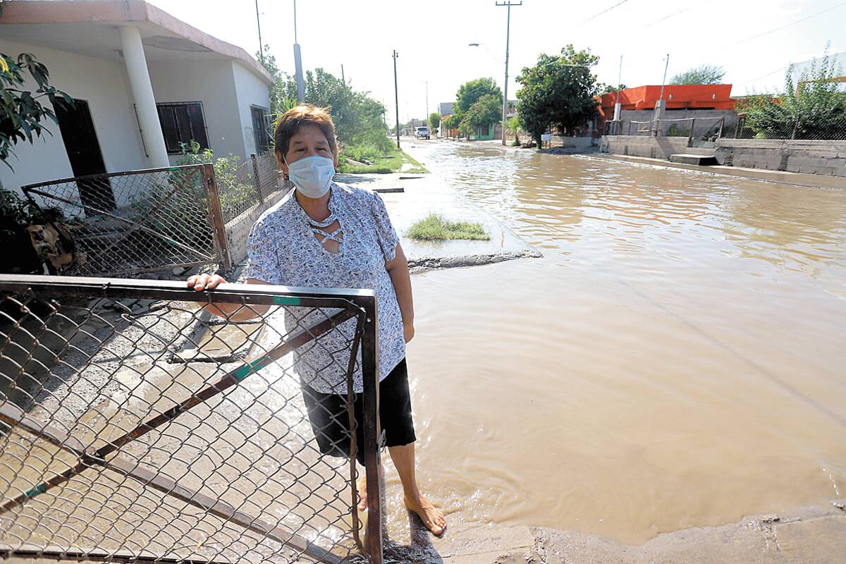 Drenaje colapsa adentro de casas en el Palo Verde, otra vez