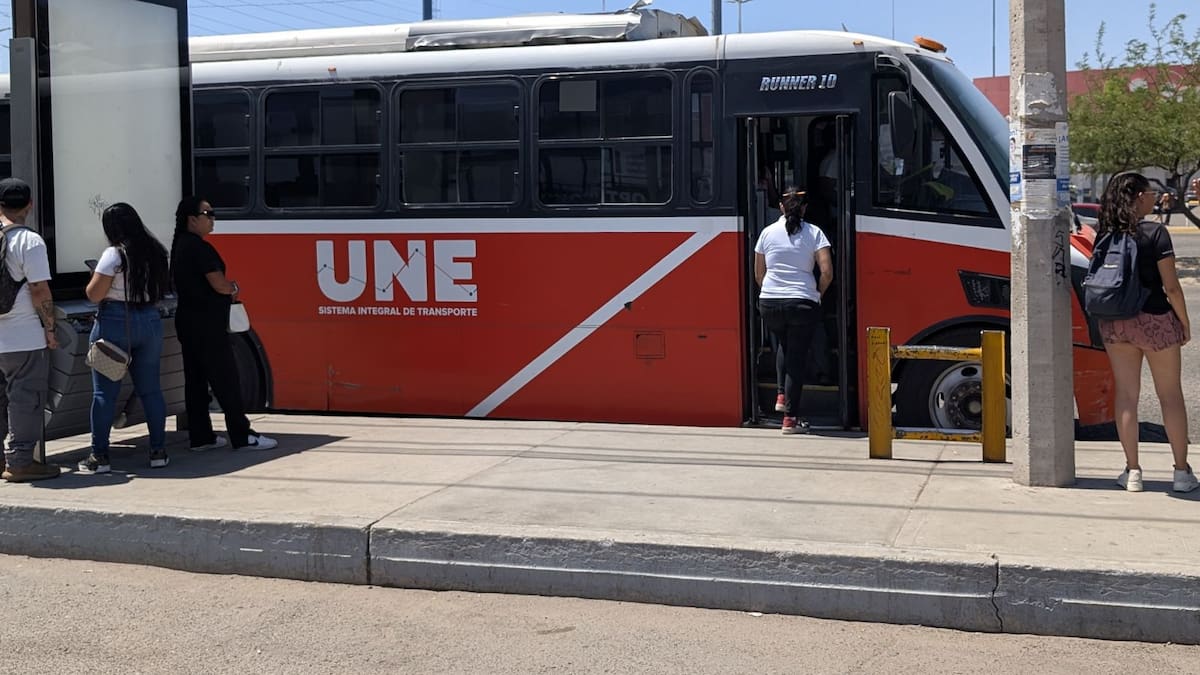 Lluvias complican espera en paradas del transporte urbano de Hermosillo