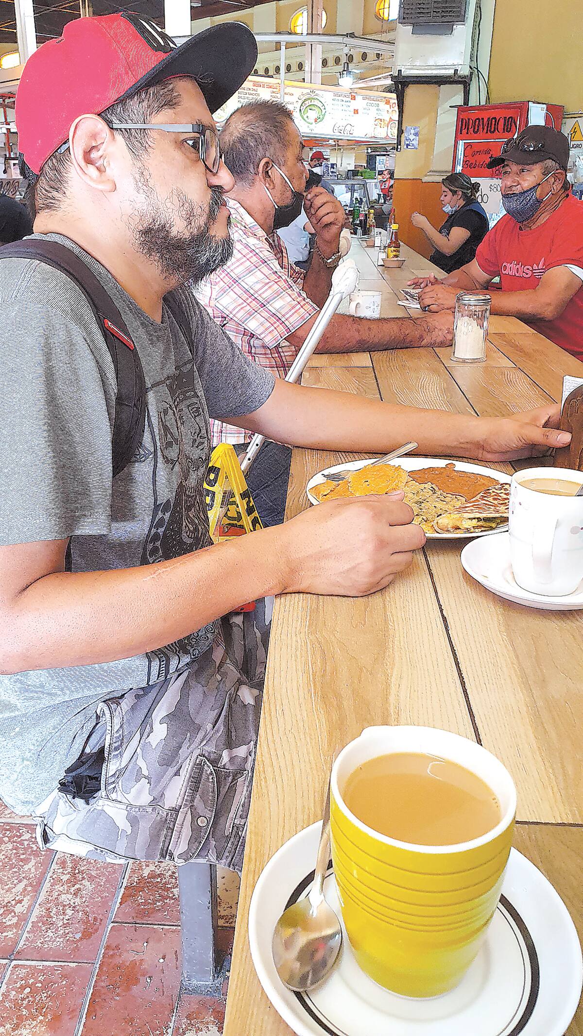 En el Café Cele del Mercado Municipal, cada cliente puede llevar su taza y ahí se la guardan, para su uso exclusivo.