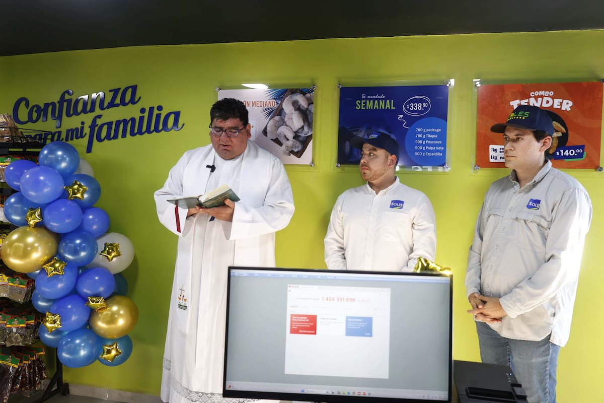 El padre Francisco Soqui dio la bendición al nuevo local. FOTO: TEODORO BORBÓN