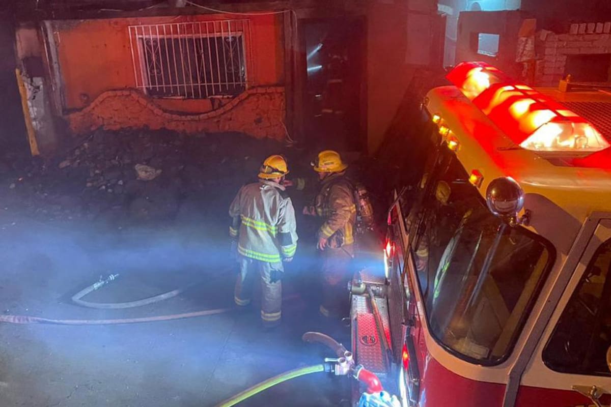 Bomberos rescatan a adulta mayor de incendio en colonia Tomás Aquino