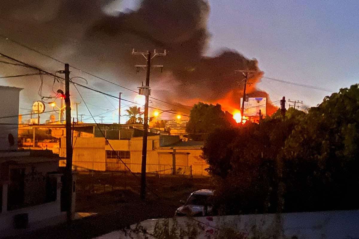 Arde llantera en la colonia División del Norte