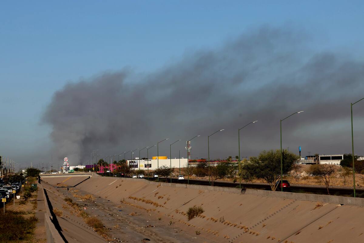 La mañana de ayer una capa de humo invadió los fraccionamientos Villa
Bonita y Montecarlo y dificultó la circulación vehicular. FOTO: JULIÁN ORTEGA