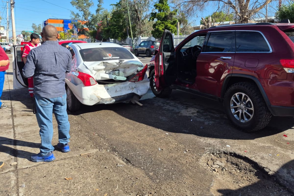Choque triple en la colonia San Benito deja un lesionado