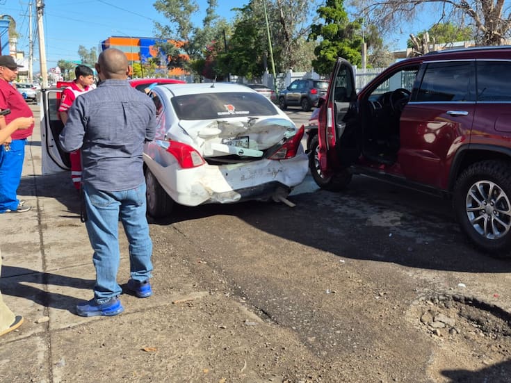 Choque triple en la colonia San Benito deja un lesionado