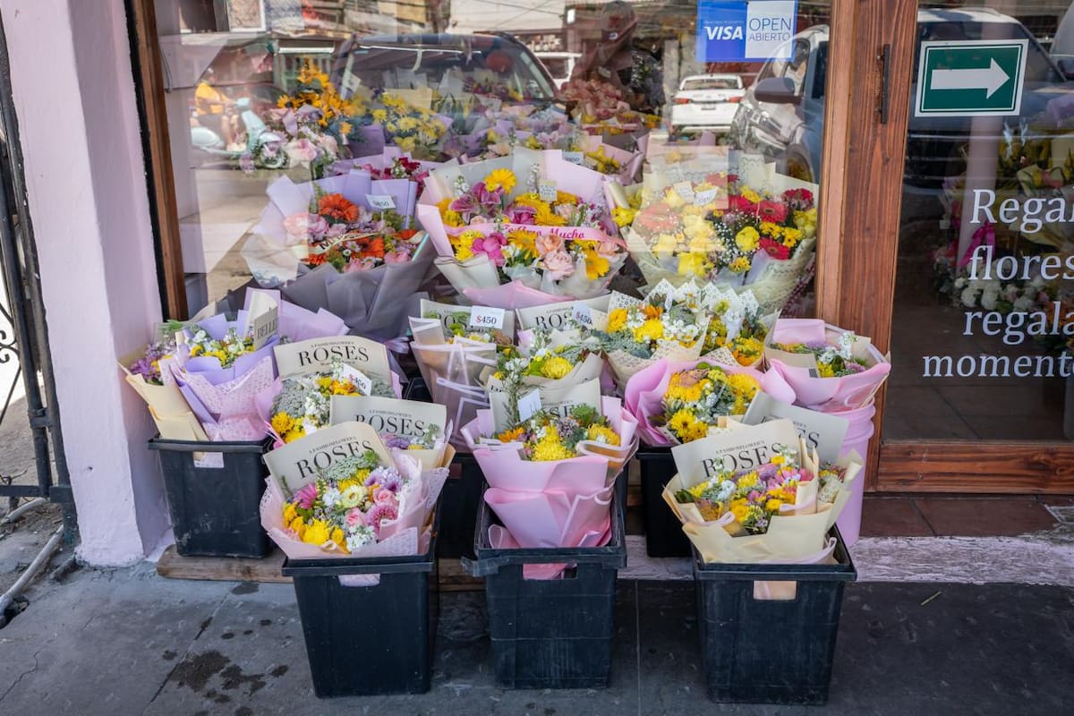 La tradición de regalar flores amarillas se ha popularizado como símbolo de amor, amistad y nuevos comienzos. Foto:BorderZoom