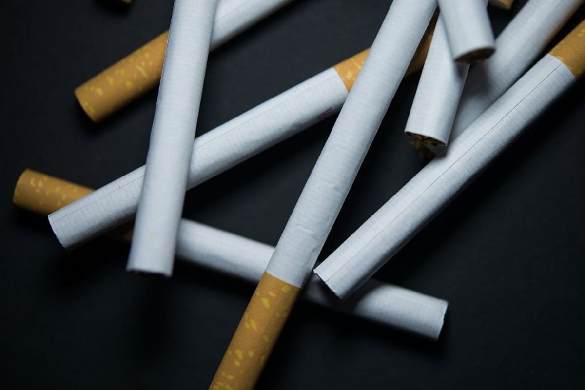 El aumento al impuesto del tabaco en México eleva las cajetillas a 110 pesos e impulsa un mercado ilegal que cuesta 27 mil millones de pesos a Hacienda