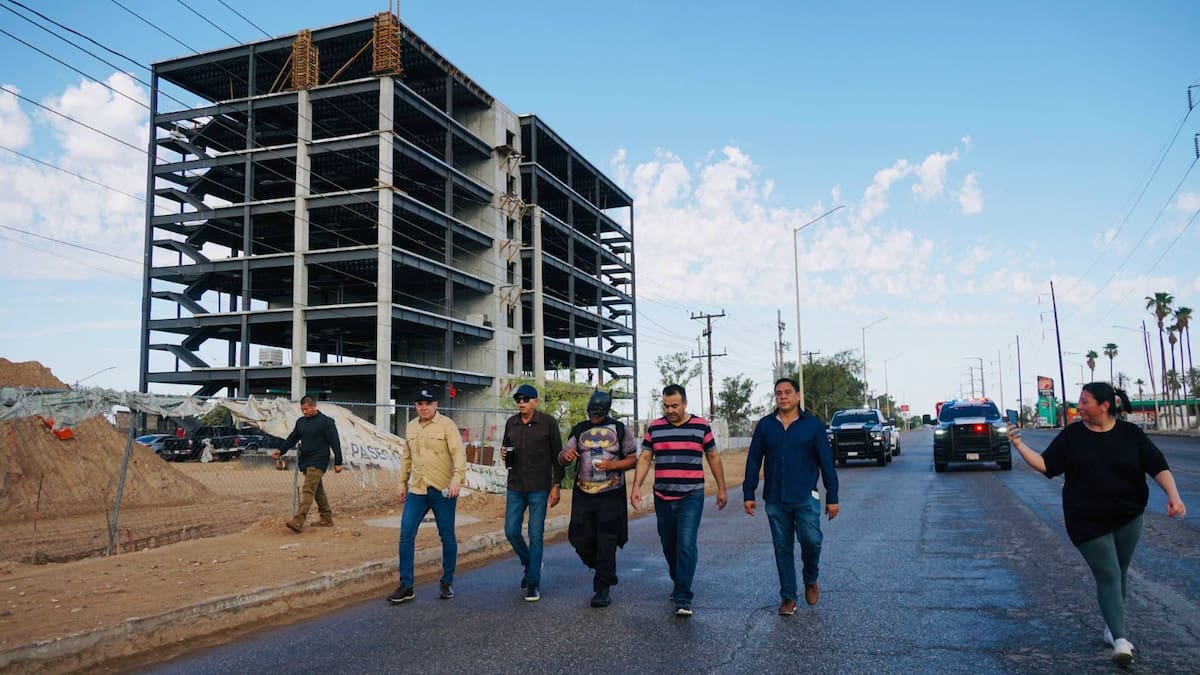 Después de más de 13 meses recorriendo México a pie, Ricardo Hernán Porras Guzmán, conocido como “Batman MX”, llegó este domingo a San Luis Río Colorado l Foto: Cortesía