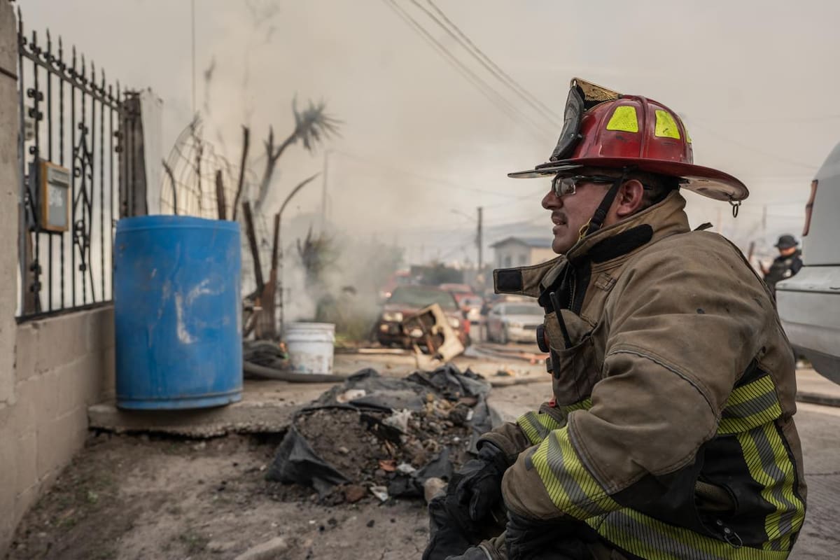Un incendio de gran magnitud consumió cuatro viviendas y causó afectaciones en otras tres entre las calles El Mexicano y Río Éufrates, sin que se reportaran personas lesionadas. Foto: Border Zoom
