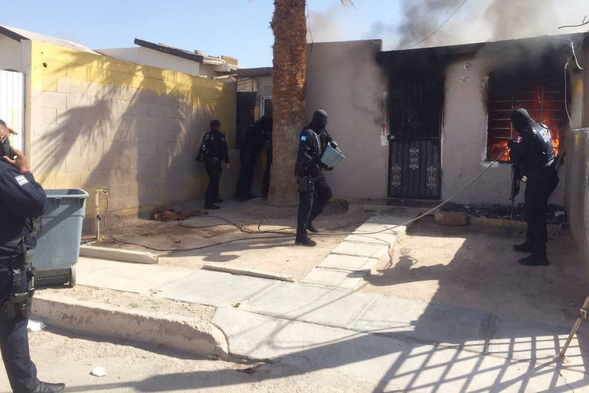 Oficiales de la PESP y Bomberos arriesgan su vida para rescatar a menor en Caborca