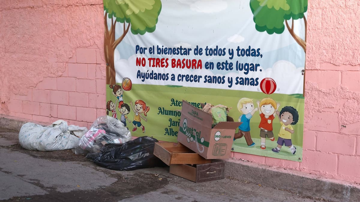 Basura acumulada junto a kínder en Cañada de los Negros pone en riesgo a estudiantes por plagas y malos olores