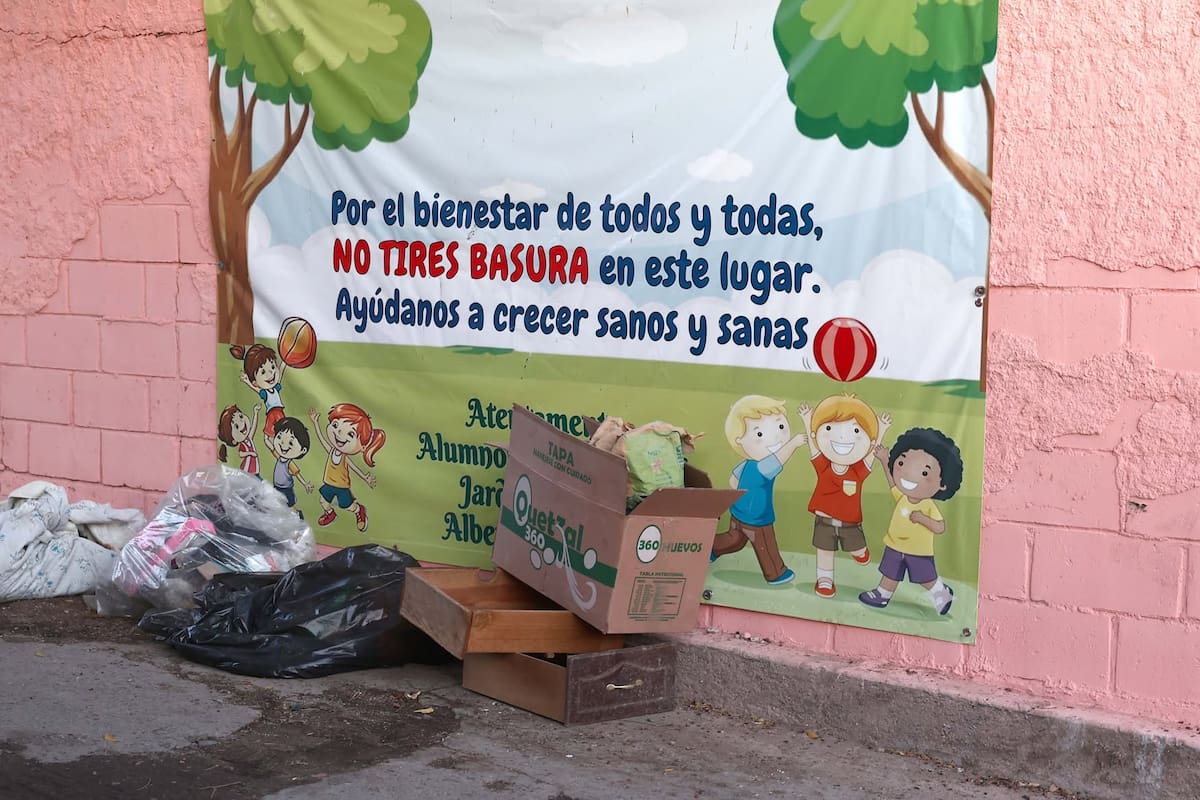 Basura acumulada junto a kínder en Cañada de los Negros pone en riesgo a estudiantes por plagas y malos olores