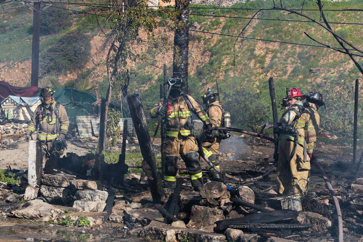Incendio en zona de invasión en colonia Ruiz Cortinez consume seis cuartos de madera