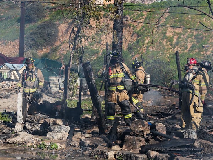 Incendio en zona de invasión en colonia Ruiz Cortinez consume seis cuartos de madera