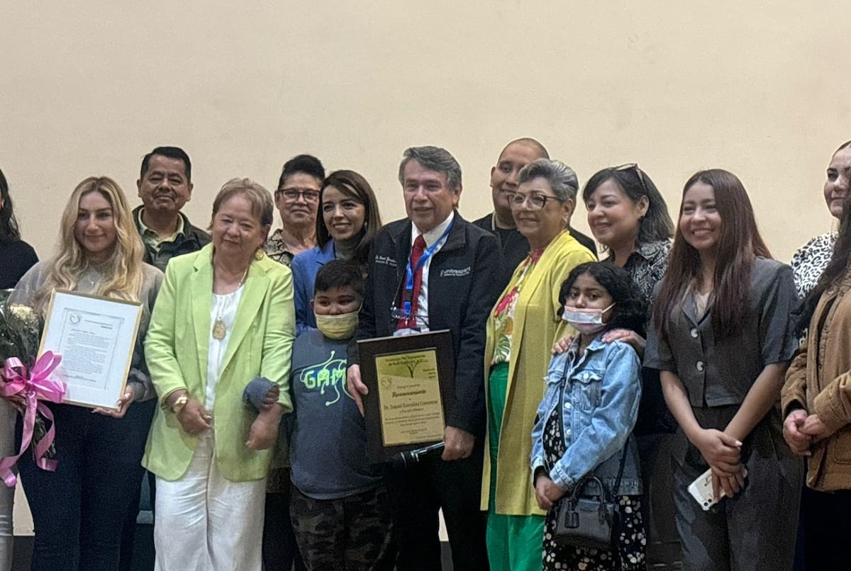 Durante un foro de concientización sobre la donación de órganos, la Fundación Pro Trasplantes de Baja California A.C. entregó un reconocimiento a la madre de la joven, quien recibió una ovación por parte del gremio médico presente.