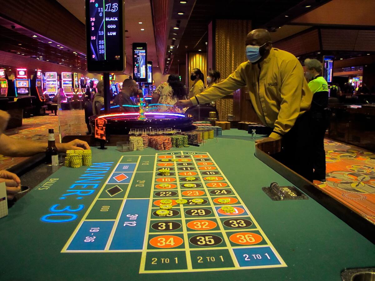 Un empleado realiza un juego de ruleta en el casino Bally's de Atlantic City, Nueva Jersey. el 23 de junio de 2021. (AP Foto/Wayne Parry)
