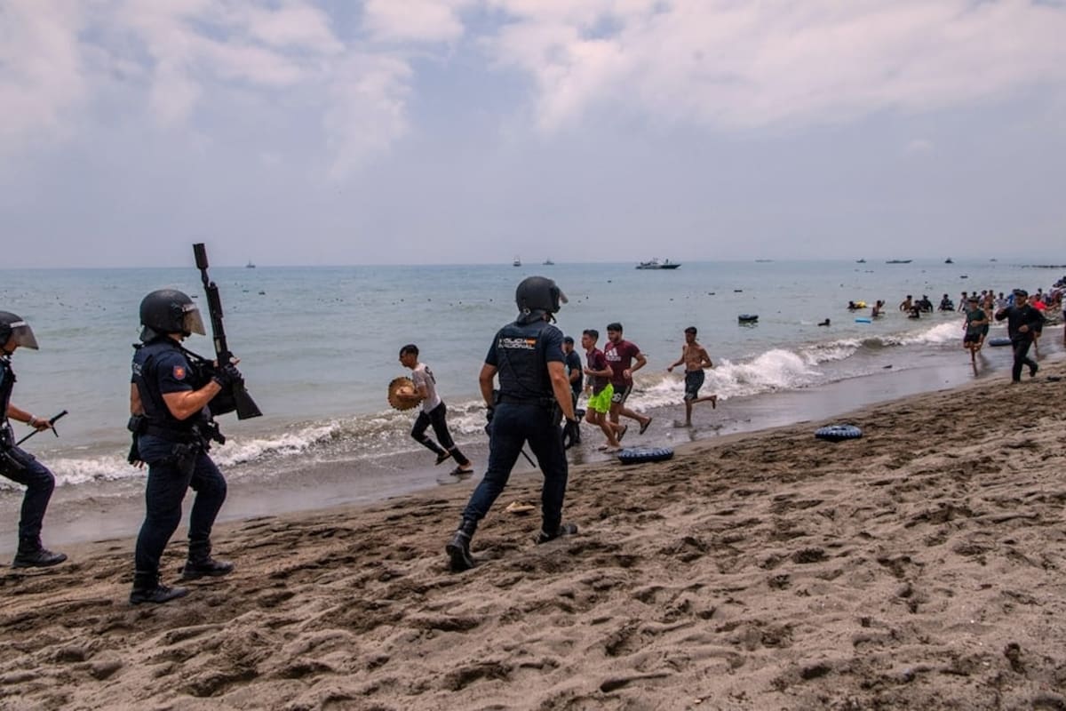 España despliega militares en Ceuta tras la llegada masiva de migrantes