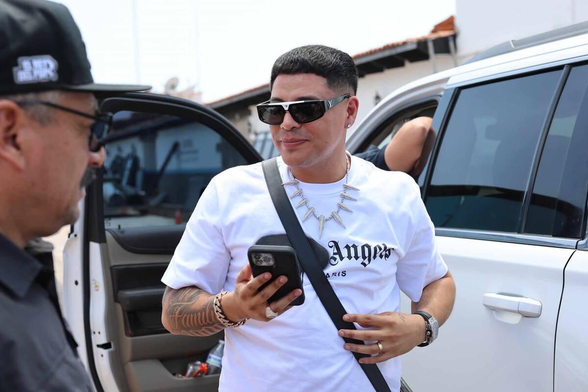Eduin Caz sale de Guaymas tras asistir al primer día de fiesta de Carín León