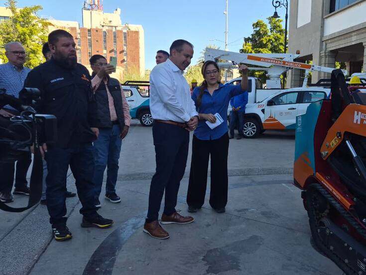 Antonio Astiazarán entrega 7 vehículos a la AMEC para mejorar alumbrado y atención ciudadana en Hermosillo