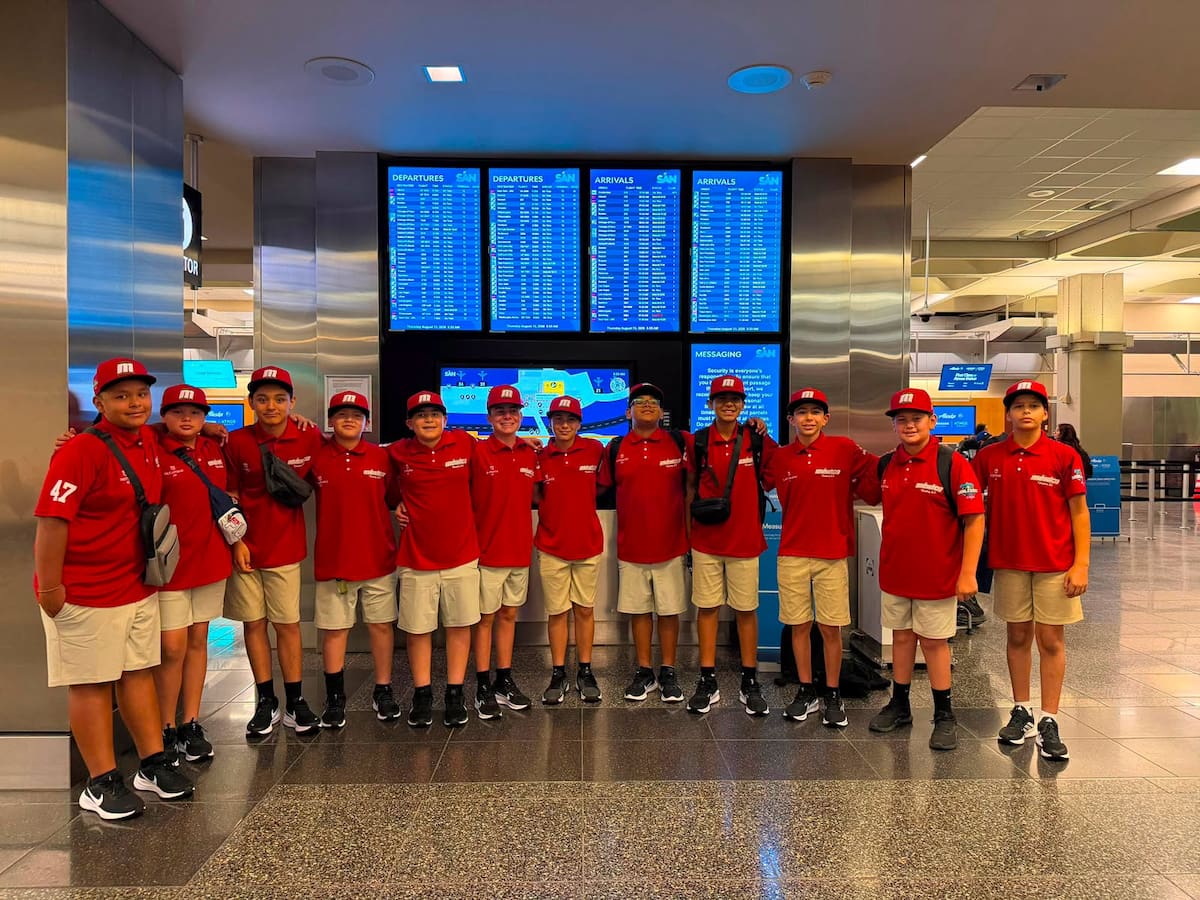 Los 12 peloteros de la Selección Municipal de Tijuana posaron en Williamsport tras recibir sus uniformes para iniciar su participación en el torneo. Foto: Cortesía.