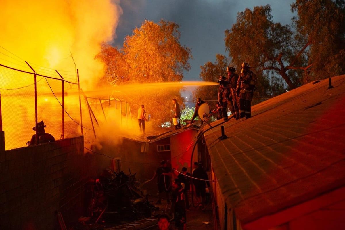 Alrededor de 20 elementos trabajaron durante más de dos horas para controlar las llamas; vecinos apoyaron para evitar daños en viviendas cercanas. Foto: Border Zoom.