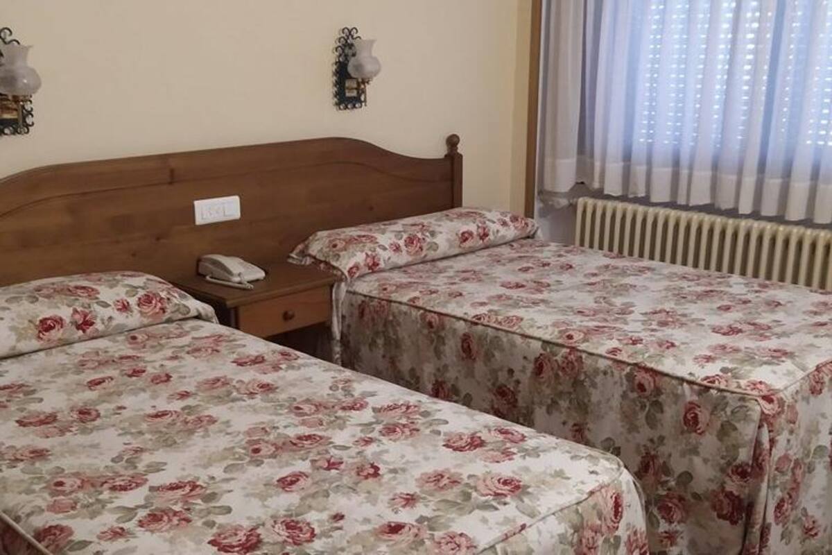 Hallan sexoservidoras amarradas en hotel, fueron víctimas de asalto