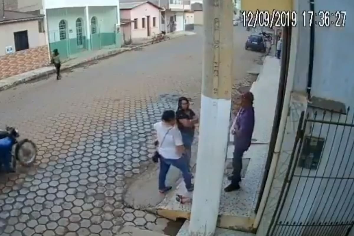 VIDEO: Poste le salva la vida a hombre durante tiroteo