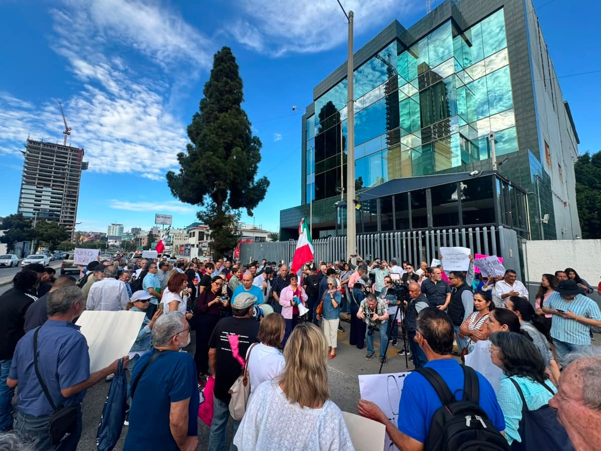 Decenas de personas se congregaron frente a las oficinas de la FGR en Tijuana para pedir la liberación del exgobernador Ernesto Ruffo Appel, detenido el pasado 16 de julio.
Fotos: Omar Martínez/ Border Zoom.