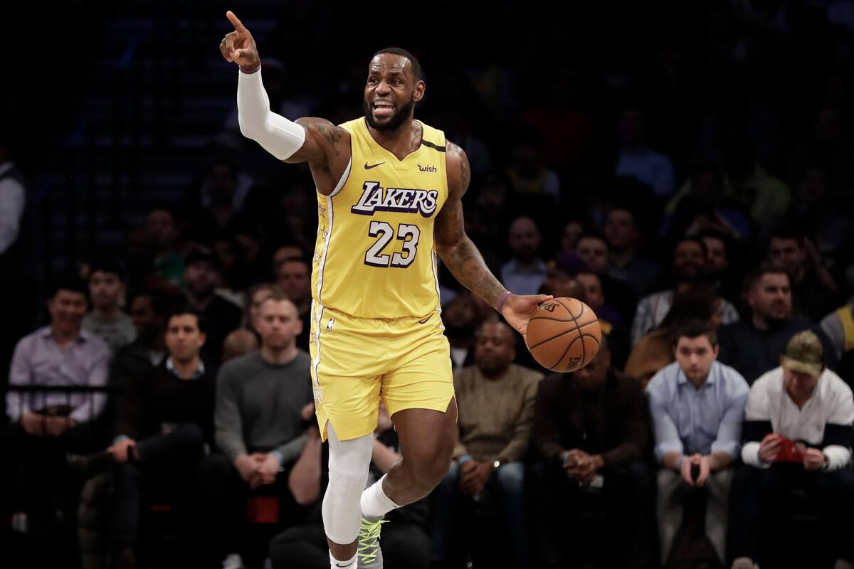 Estudiantes de la escuela de LeBron James recibieron beca universitaria