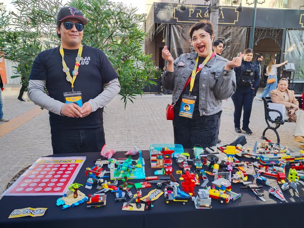 Cientos de personas participaron en el evento organizado por Tom Simpson, presidente de Baja LUG, que además mantiene una exhibición permanente en el Museo del Coleccionista de Tijuana y en marzo cambiará a temática oriental. Foto : Baja Lug