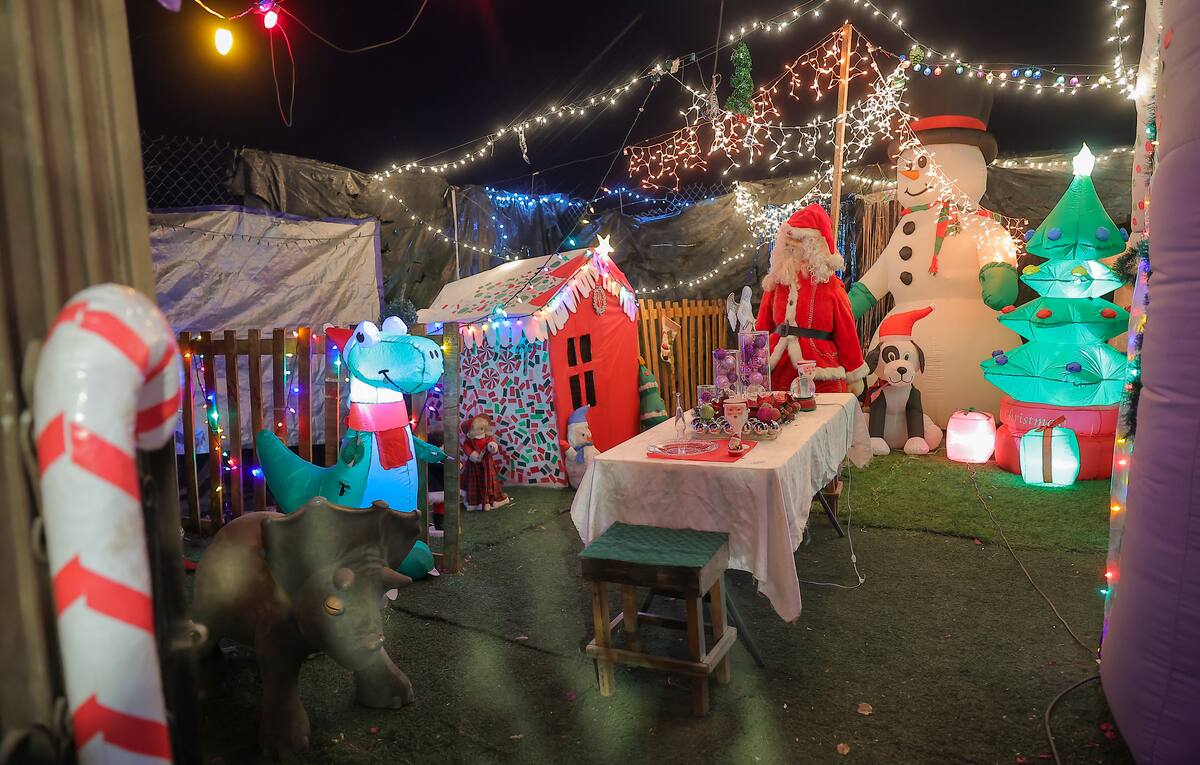 Decora su hogar, para navidad la señora Cruz Emilia Villa, ella y su casa, ubicada en la colonia Haciendas del sur,  son famosas  por las detalladas decoraciones que elabora para Halloween y esta época decembrina / Foto Eleazar Escobar