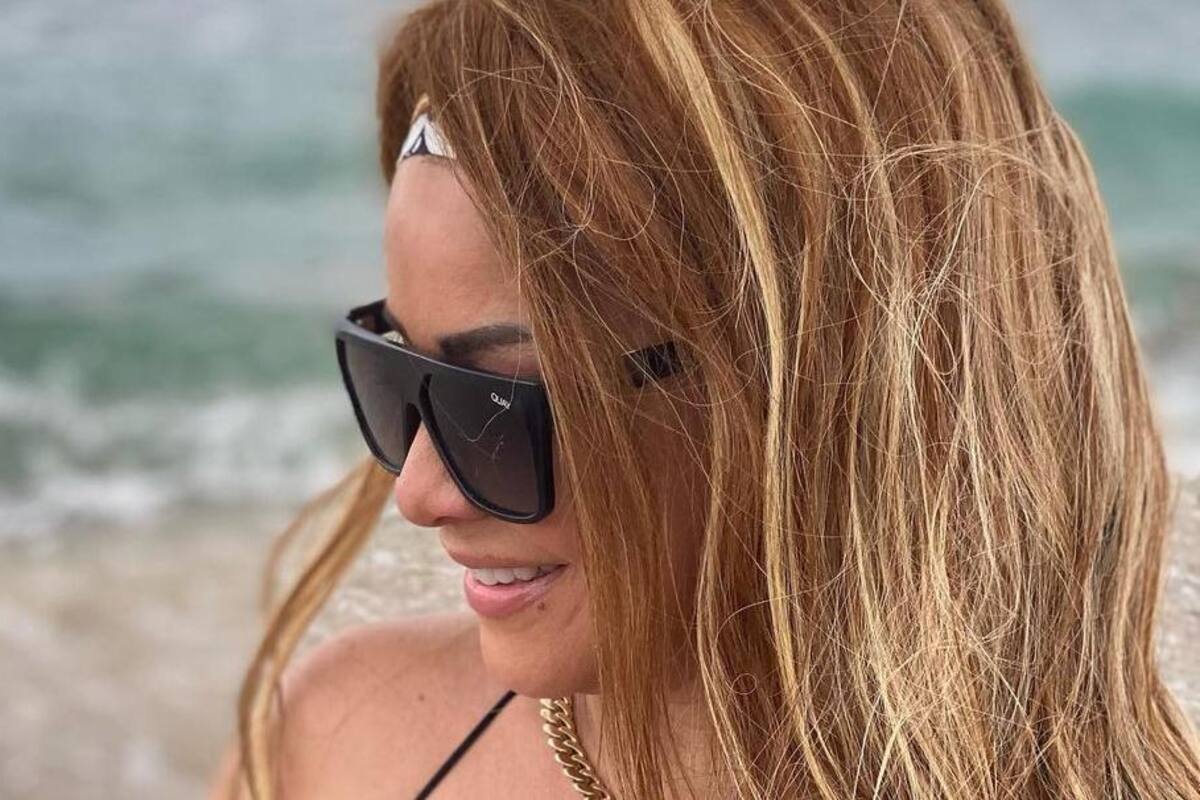 Carolina Sandoval enseña el trasero al bailar con ajustado hilo dental