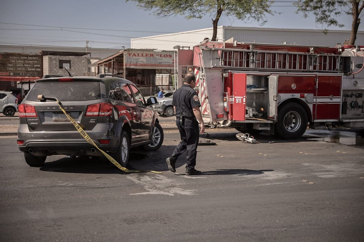 Menores chocan contra camión de bomberos; hay tres lesionados