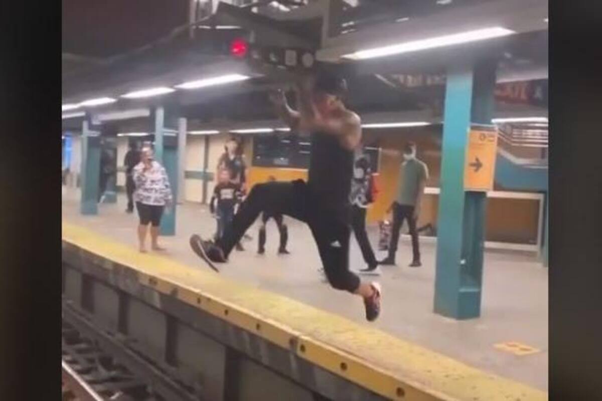 Hombre cruza en un brinco las vías de un metro y se viraliza en TikTok