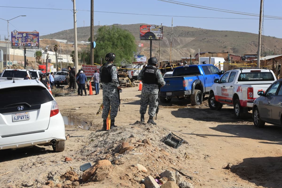 Desde la tarde del jueves, personal de Protección Civil les notificó que habitan en una zona de riesgo debido a su cercanía con la presa y la canalización del río Tijuana. Foto: Sergio Ortiz